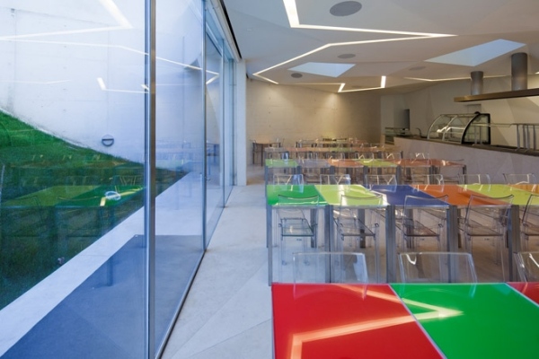 Vodafone Portugal office cafeteria glasfassade colorful tables acrylic chairs