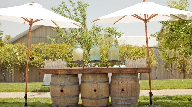 decorating ideas Garden party buffet-wine barrels-based