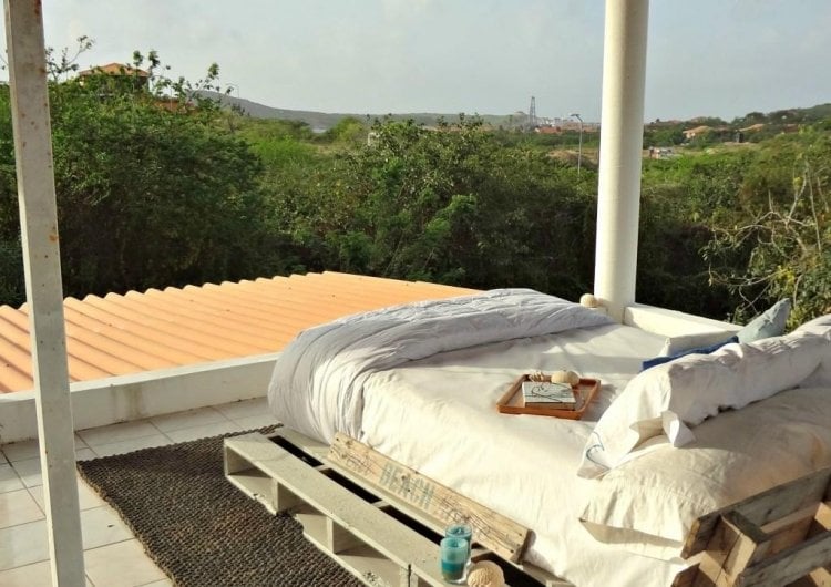 wooden euro pallet deck-day bed-garden-relax-beautiful-comfortable DIY Idea