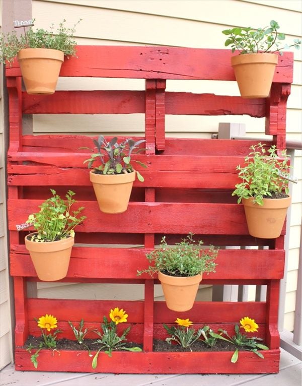 Wood Pallets vertical Garden Balcony red painted clay pot