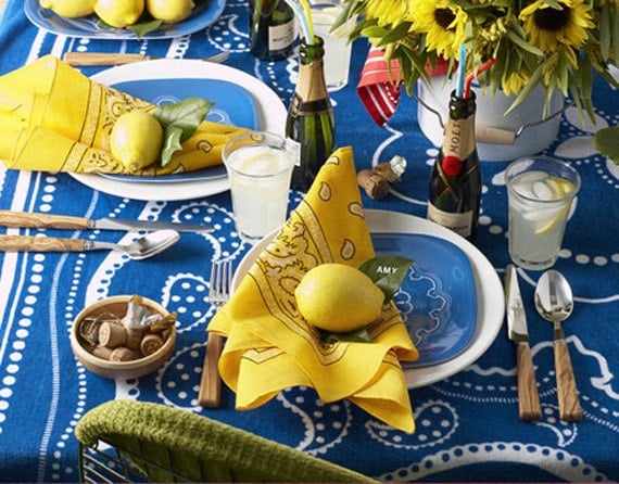 summer tischdeko blue tablecloth yellow napkin lemon