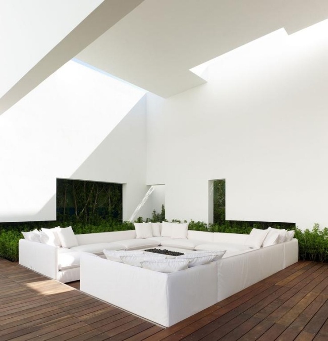 design ideas terraces seating area pure white green hedge Contrast