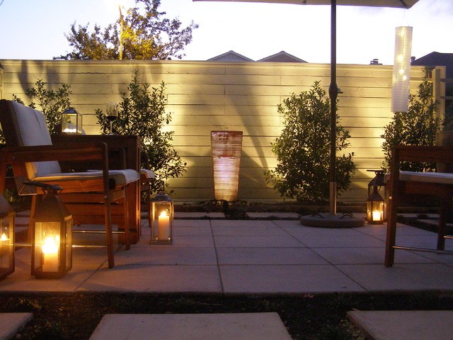 design ideas for patios stone tiles wooden garden fence lighting