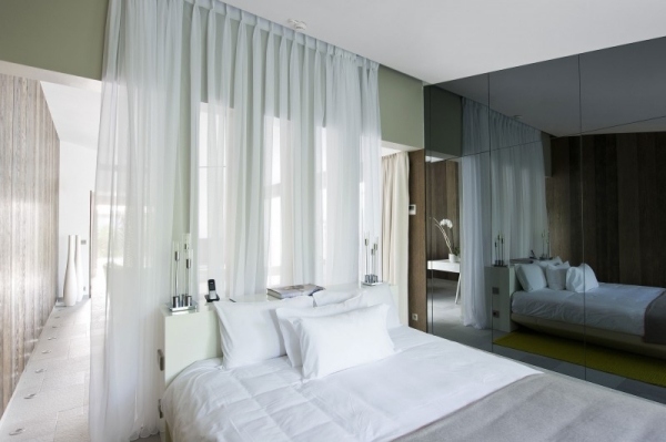  Hotel Sezz Saint Tropez suites bed Mirrored wardrobe 