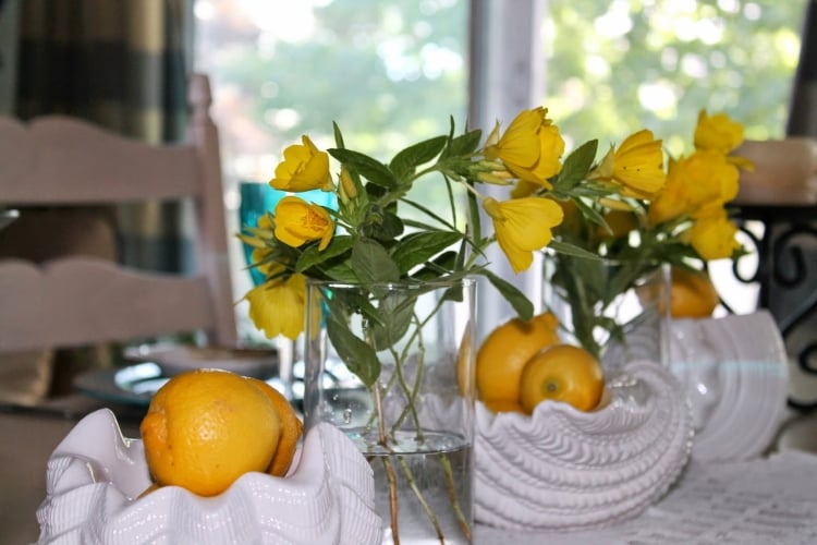 Sommerdeko-itself-tinker-tischdeko lemon white bowls Glasses Flowers Yellow