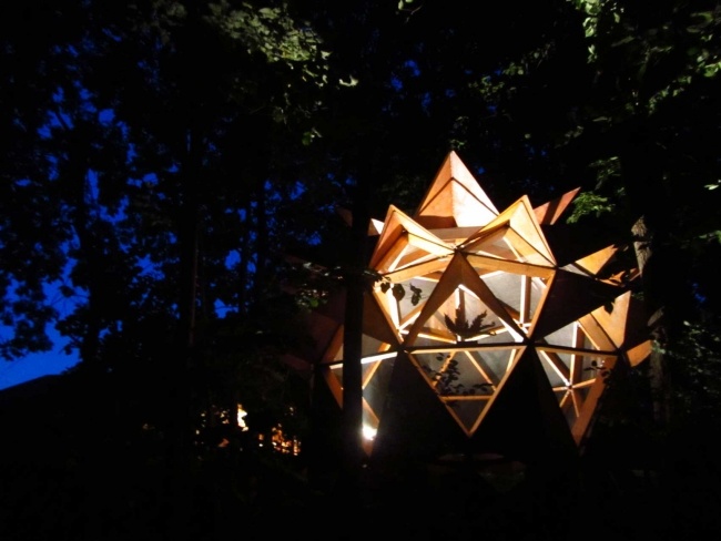  house in the forest-night-lit Copper Nest Treehouse 