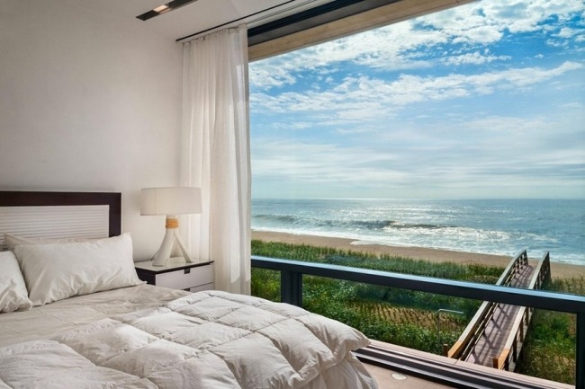  sleeping area fully glazed with panoramic window on the beach-house style 