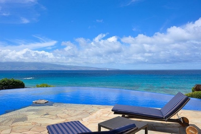  Holiday Villa in Hawaii infinity pool sunbeds 