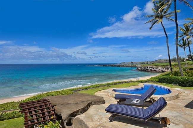Holiday Villa in Hawaii Maui beach Palms sunbeds