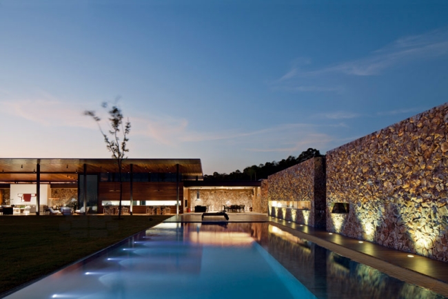  Jacobsen arquitetura house flat roof brazil pool stone wall 