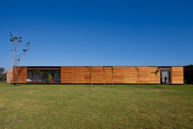  Jacobsen arquitetura House with Flat Roof brazil teak facade 