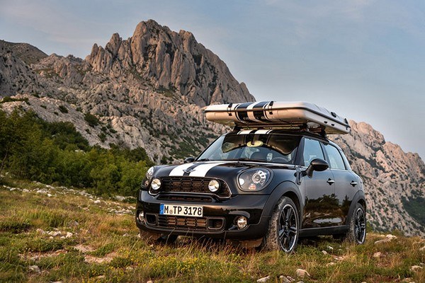  compact design MINI Countryman for a camping holiday 