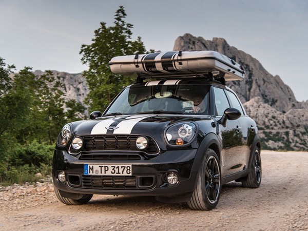  white stripes MINI Countryman for a camping holiday 