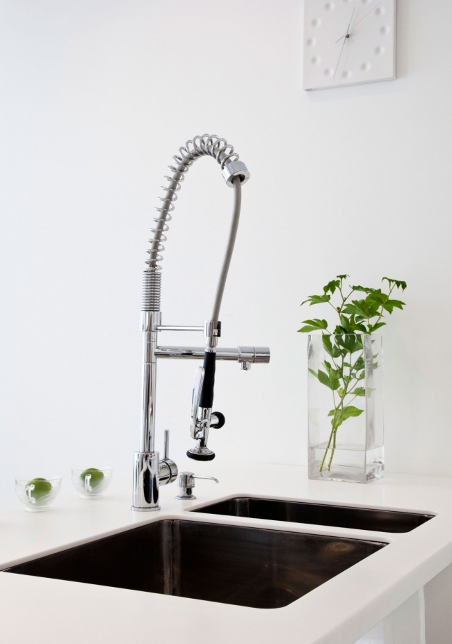 Wasserhahn Mit 3 Anschlüssen Für Boiler Anschließen Ein modernes Wohnhaus in Tokyo nach der Zen-Philosophie eingerichtet