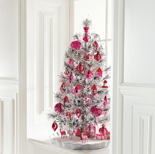 Silberne Weihnachtsdekoration für das Fest - Glanz und Glamour pur!