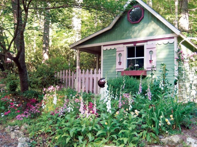 25 Ideen für selbstgebaute Gartenhäuser aus Holz im Landhausstil