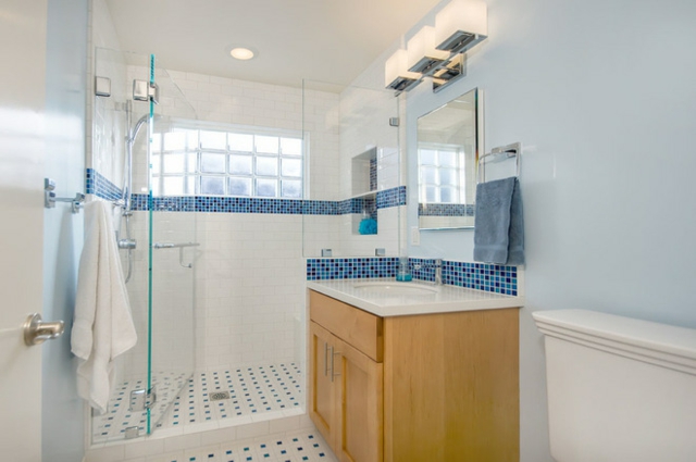 Kleines Badezimmer einrichten - mit diesen Tipps Platz sparen!