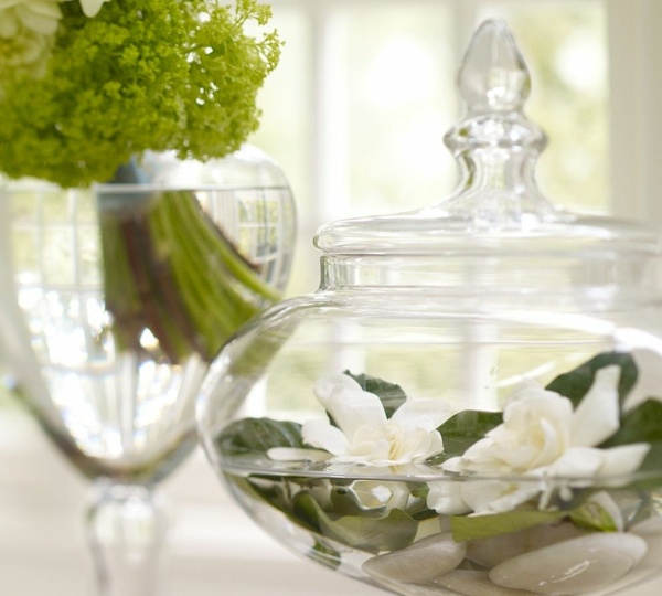 Blumen Dekoration in hübschen Glasschalen selber machen