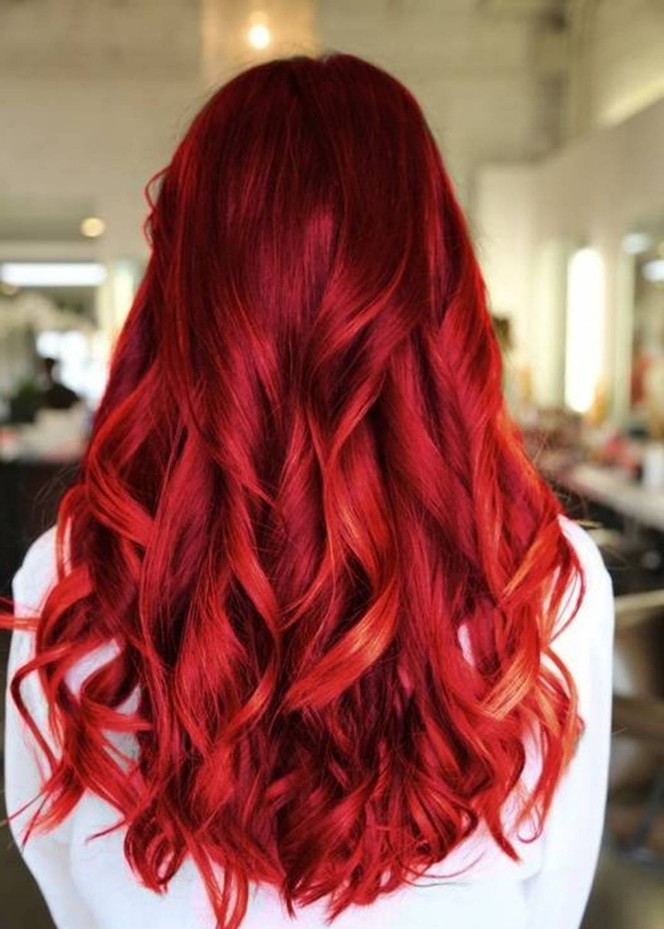 peppige und extravagante Haarfarbe wie Rot, wenn der Mond im Skorpion ...  width=