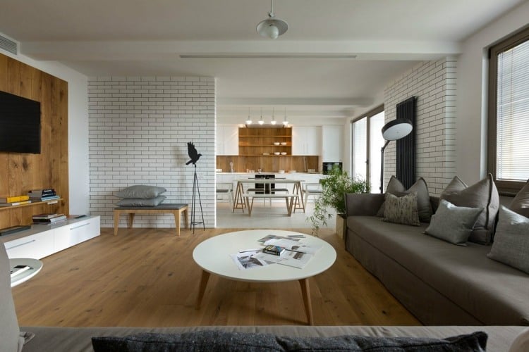 wohnzimmereinrichtung-ideen-modern-graue-sofas-holz-wandverkleidung-tv-kueche.jpg