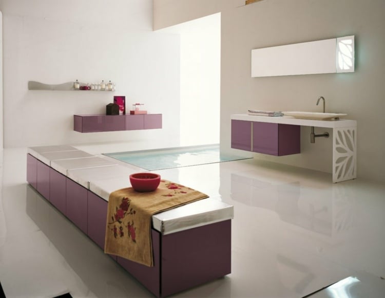 Badezimmer Ideen Beerenfarbe Badmöbel Schränke weiße Wände