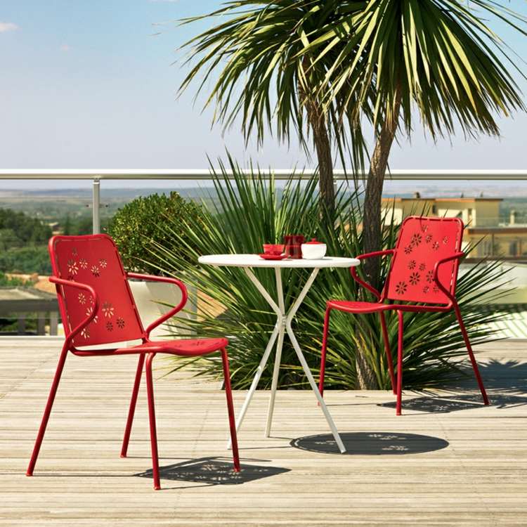 Balkonmöbel-Ideen-2015-Metall-roter-Stuhl-kleiner-hoher-Tisch