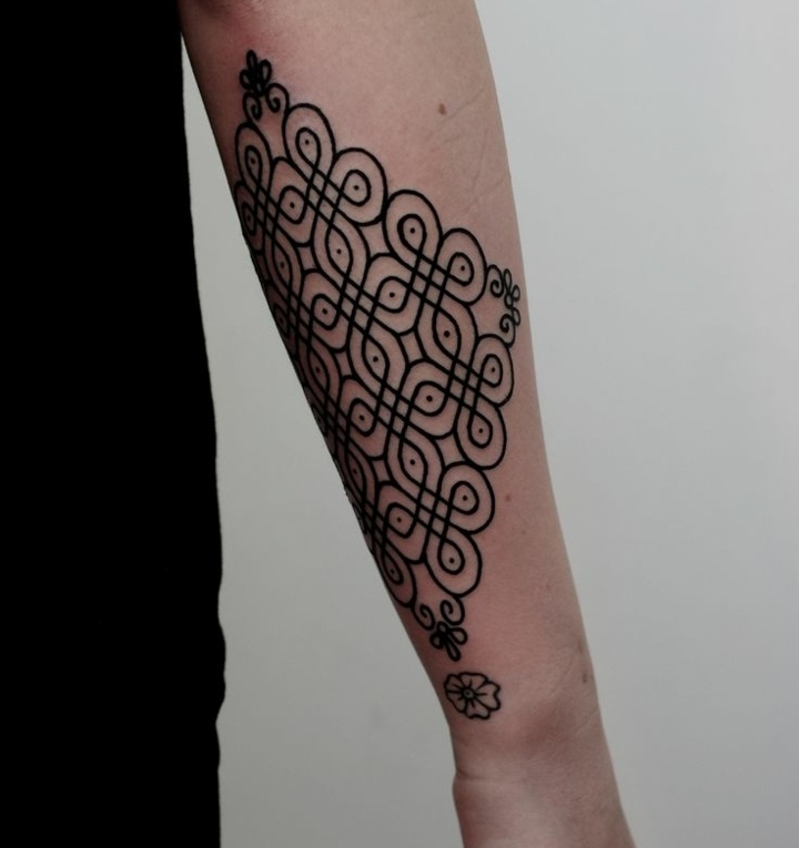 tattoo vorlagen schwarze tattoos am unterarm wirken edel