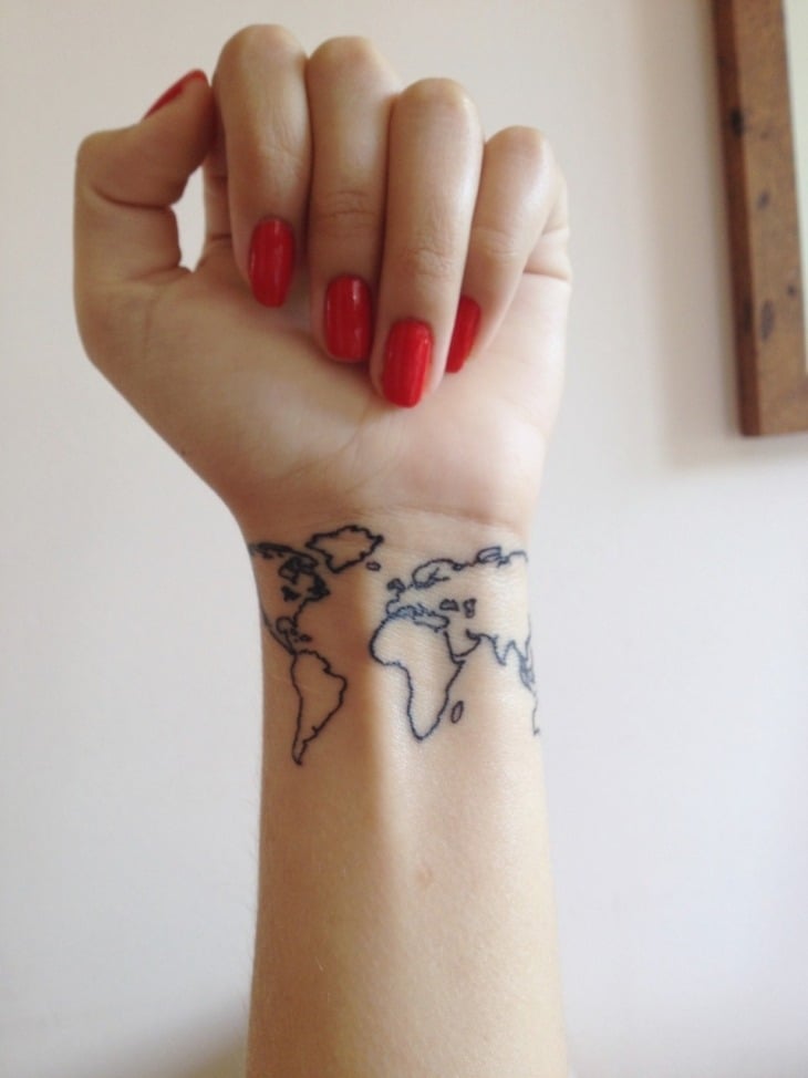 kleines Tattoo am Handgelenk - Weltkarte wie ein Armband