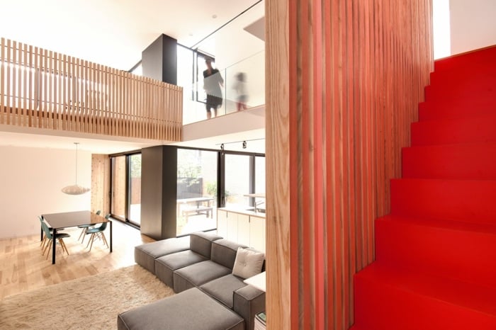 wohnzimmer haus treppe rot graues sofa fensterfront