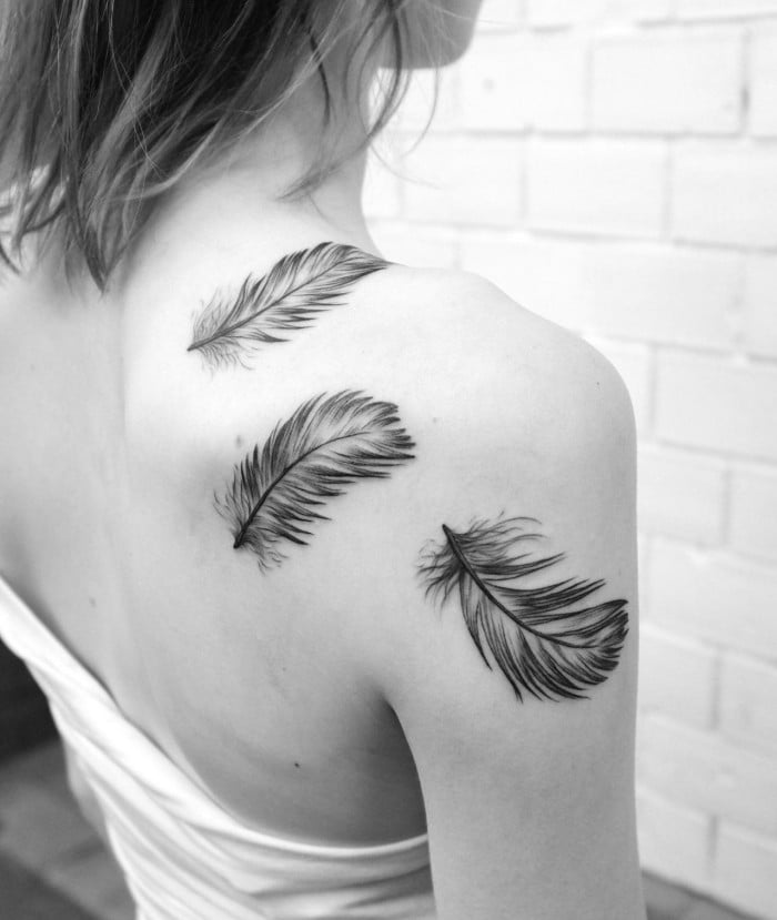 Tattoos für Frauen-drei sanfte Federn auf der Schulter tätowiert