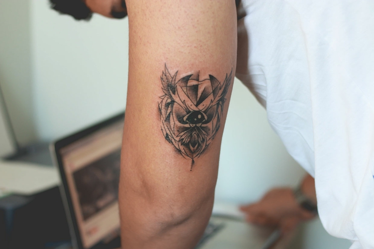 oberarm aquarelle tatouage männer motive vorlagen bras hibou tribal frau schriften