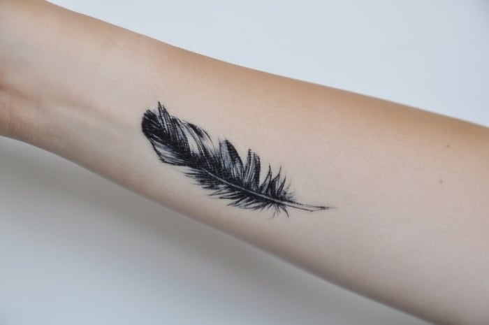 Feder Tattoo Designs auf verschiedenen Körperstellen – 23 Ideen