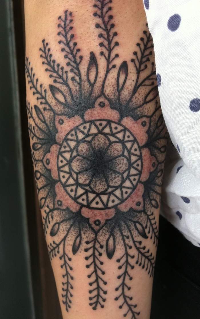 lineare Tattoo-Kunst-florale Mandalas und Symbole-Männer Armtattoo