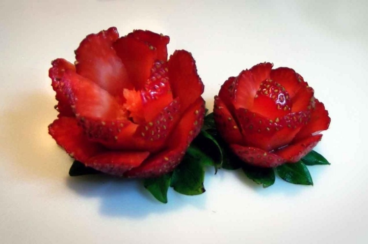 Rote Rosen Dekoration Für Kuchen Und Desserts — Rezepte Suchen