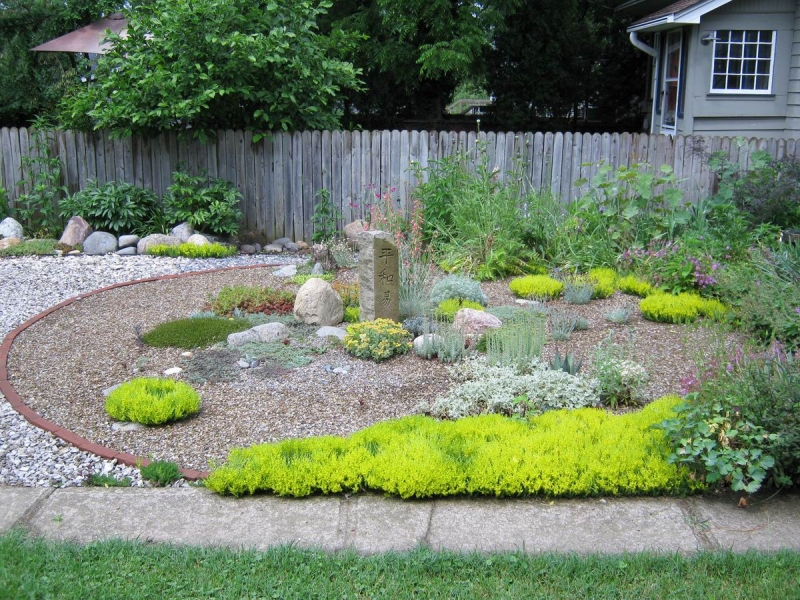 Gartengestaltung mit Kies - Ideen mit Naturstein und Gräsern