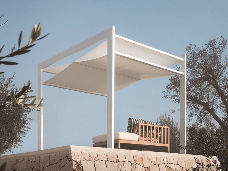 Sonnenschutz-Terrassenueberdachung-Ideen-Sonnensegel-weiss-frigerio