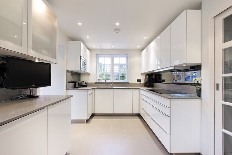 Küche in U-Form in weiß und grau von IKEA