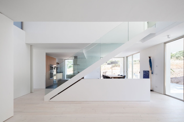 minimalistisch-wohnen-weiss-mediterran-treppe-glasgeländer-mittig-hell
