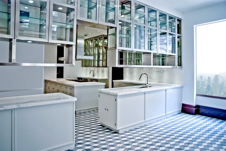 Bodenfliesen in der Küche -modern-weiss-spiegelwand-rauten-module