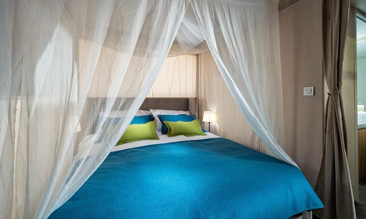 camping-zelthaus-komfort-adria-hauptschlafzimmer- luxus-baldachin