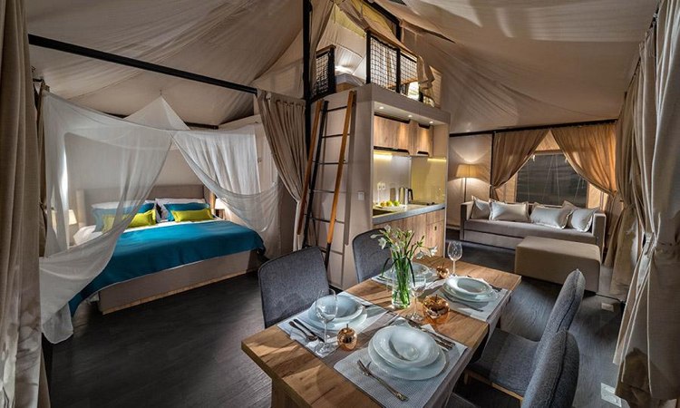 camping-zelthaus-komfort-luxus-interior-wohnbereich-polstermoebel