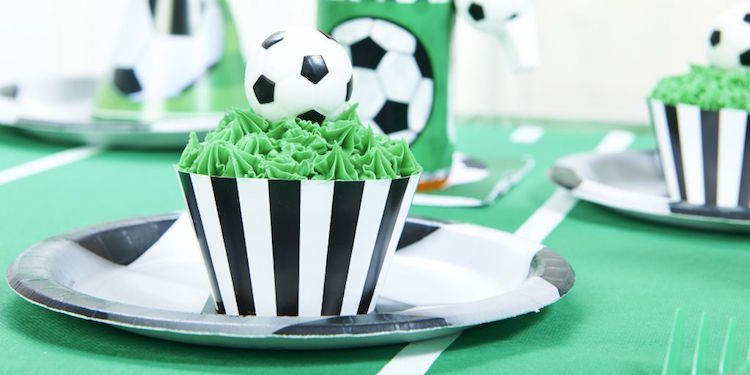 fussball-deko-motto-party-kindergeburtstag-cupcake-creme-gruen