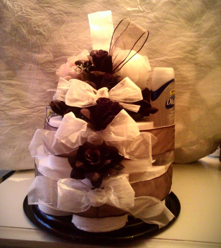 torte-toilettenpapier-selber-machen-kosmetiksachen-geschenkidee-dekoband