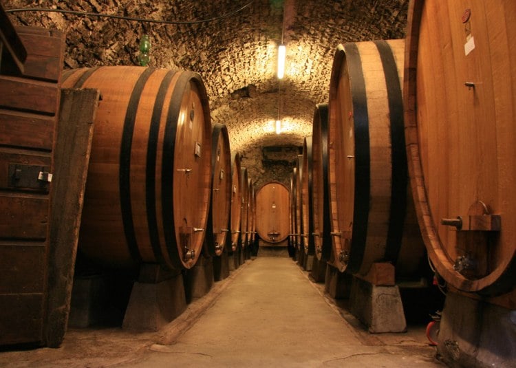Weinlagerung in Fässern und Tanks – Wie beide auch der Weinbereitung
dienen