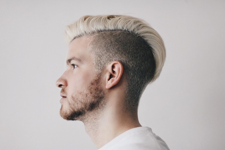 frisurentrends-männer-blonde-haare-männerfrisur-sidecut-seitenscheitel