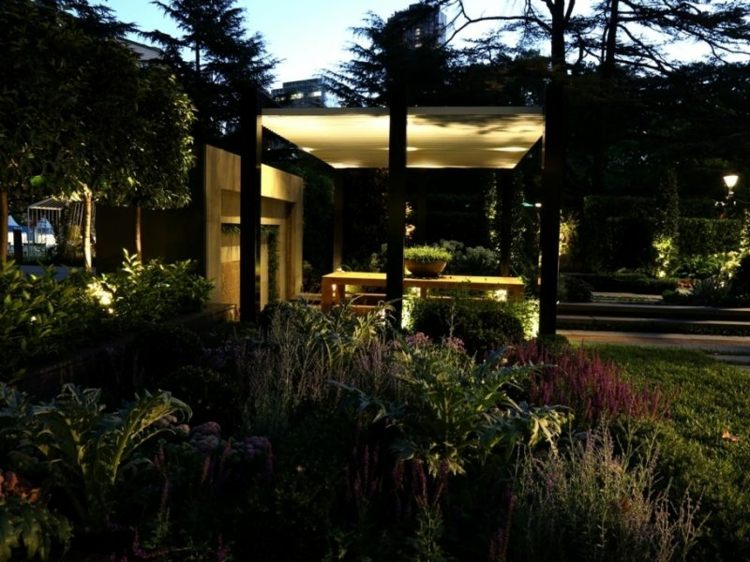 garten-landschaftsbau-anregungen-terrasse-bauen-lampen-indirekt-romantisch