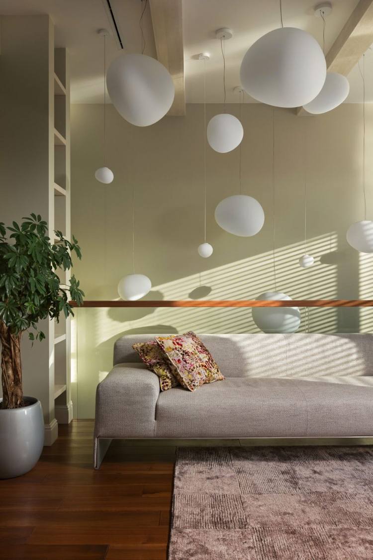 holz-boden-modern-gemuetlich-graue-couch-leuchten-design