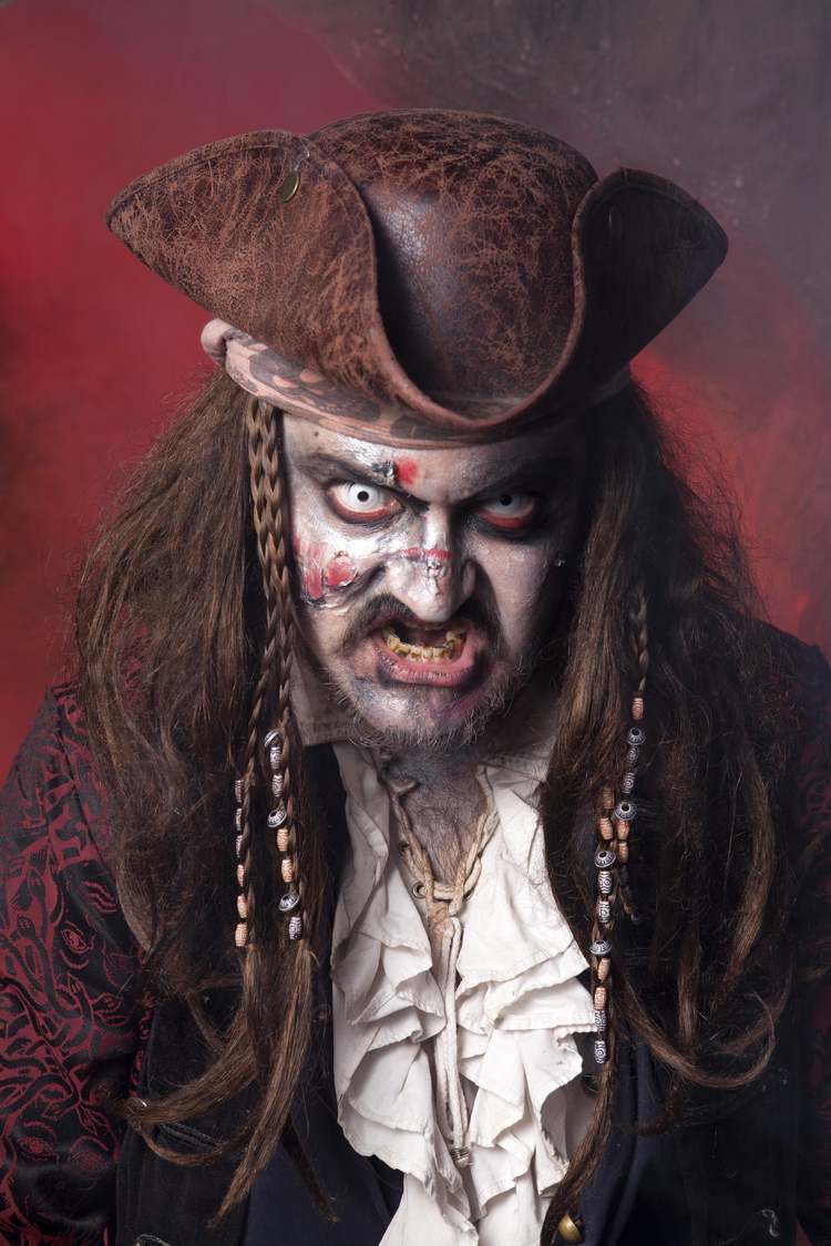 Pirat schminken -gruseliger-zombie-halloween-weisse-augenlinsen