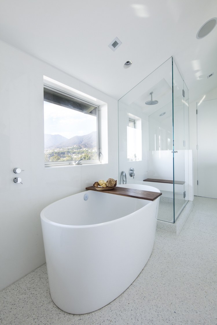 badezimmer-fenster-glasdusche-badewanne-terrazzo-boden