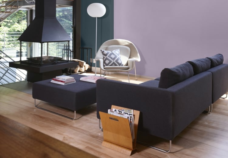 farbe-mauve-modern-wohnzimmer-gestaltung-kamin-stehlampe